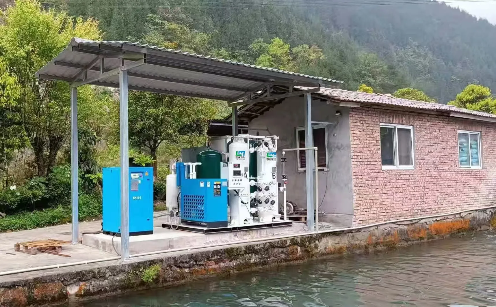 Aquaculture oxygen generation system beside fish ponds